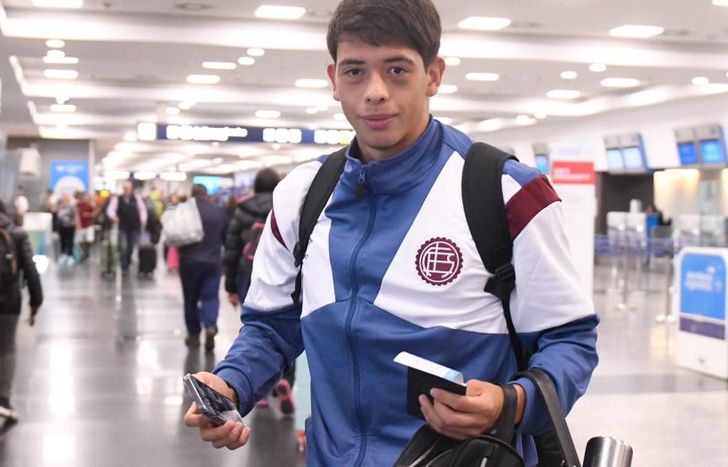 Facundo Sánchez, antes de subir al avión como parte del plantel de Lanús.