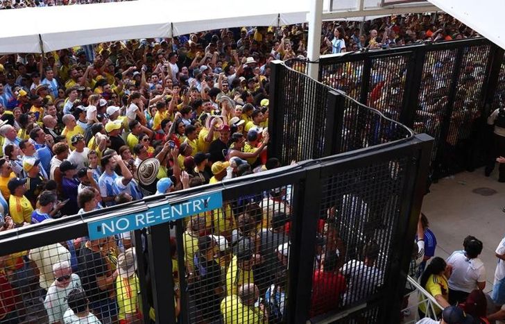 Hinchas abarrotados en el ingreso.