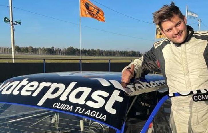 Marcos sonriente junto a su Chevy.