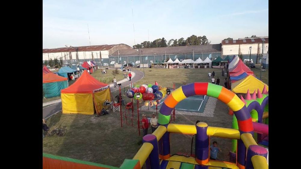 Feria de las colectividades en el Parque de Llavallol