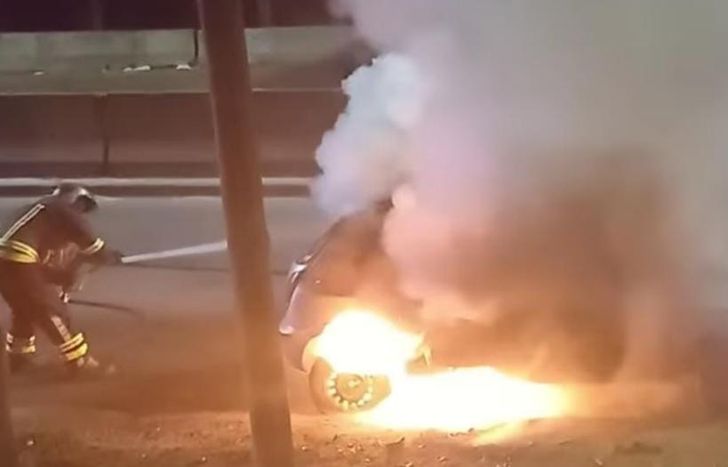 Un bombero trabaja para apagar el fuego.