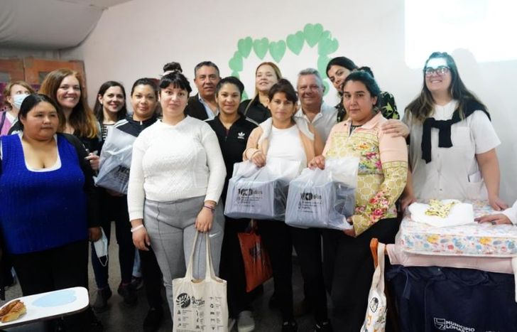 Entregaron kits con elementos para los primeros meses de los bebés.