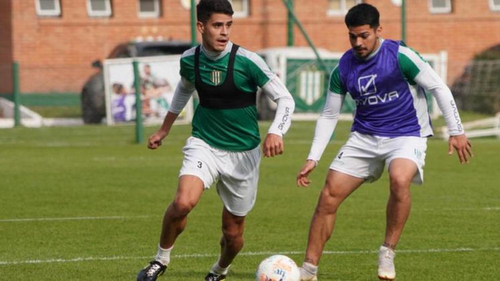 El DT realiza muchos trabajos con pelota.