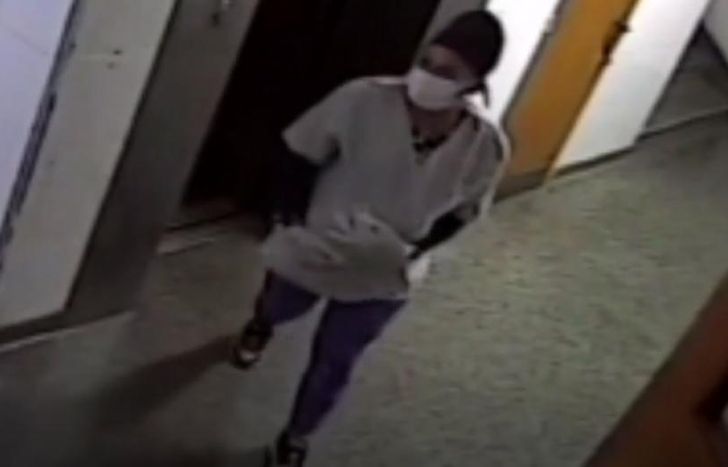 La mujer que robó a la beba fue captada por una cámara de seguridad del hospital.