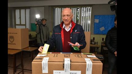 Antonio Bonfatti votó esta mañana en la escuela San Francisco de Asís, de Rosario.