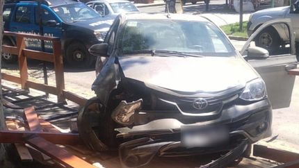 El auto terminó con el frente destrozado tras el choque,