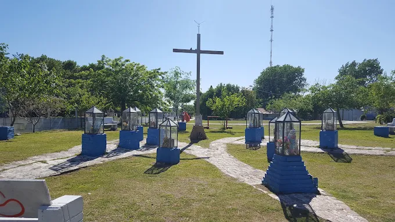 El espacio cuenta con una cruz de madera y pedestales donde se colocaron nueve imágenes de la virgen.