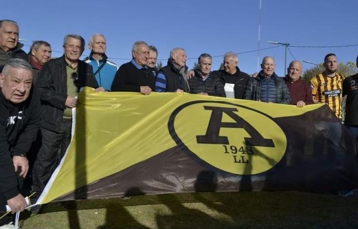 Las glorias de Arsenal con la bandera que hoy está en el Parque Municipal.