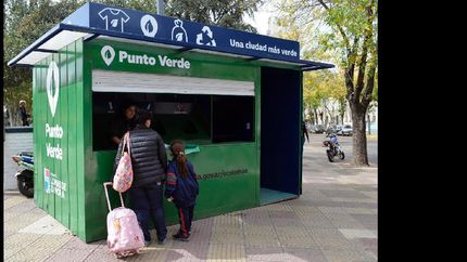 los trabajadores reciben los residuos.