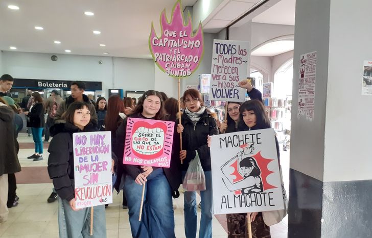 Muchas mujeres se encontraron en la estación de Lomas para ir a la marcha.