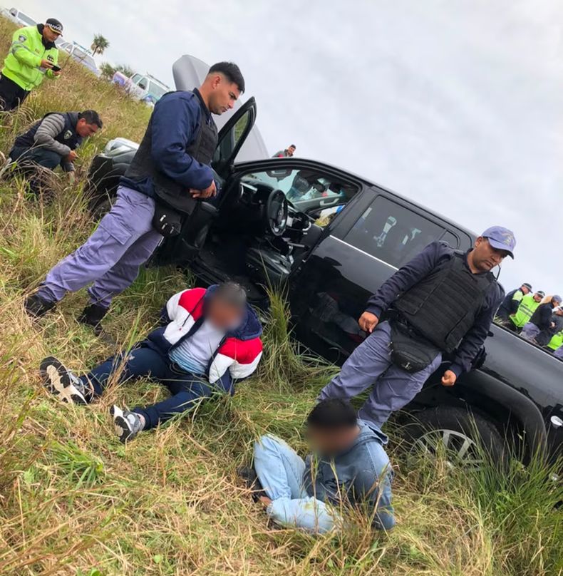 Los dos hombres que viajaban en la camioneta robada en Temperley.