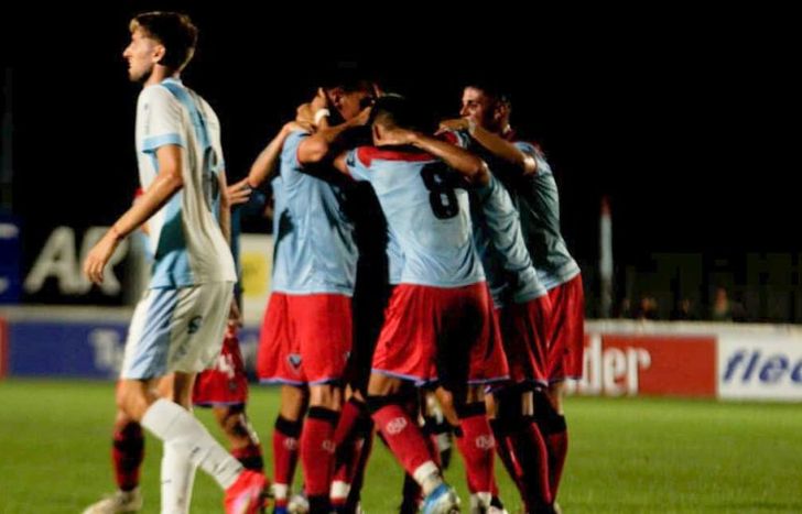 Todos los abrazos para Arrechea, autor del gol.