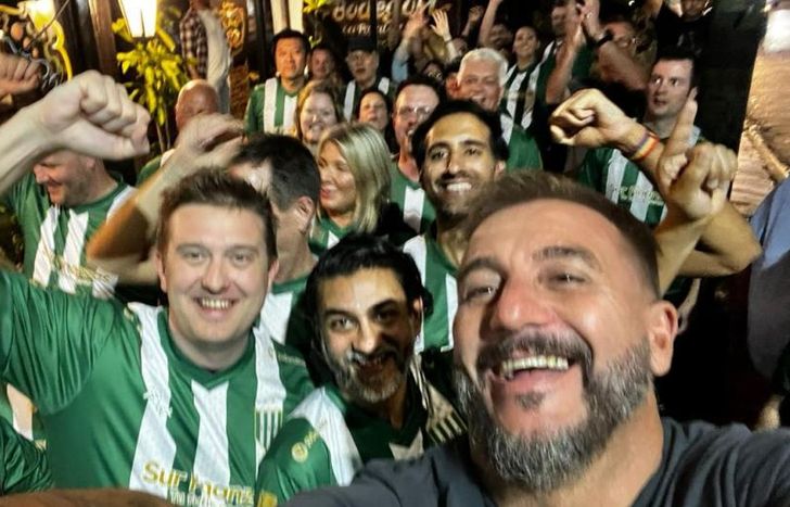 Los canadienses, de camino al estadio. Una experiencia inolvidable.