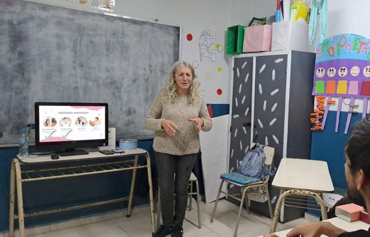 La profesional  propone el abordaje de charlas orientadoras.