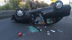 Uno de los autos terminó volcado sobre la avenida Hipólito Yrigoyen.