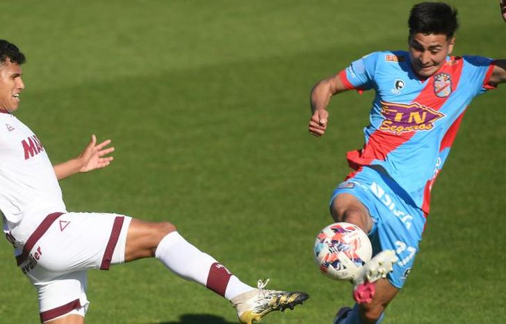 Aguirre va con todo en busca de la pelota.