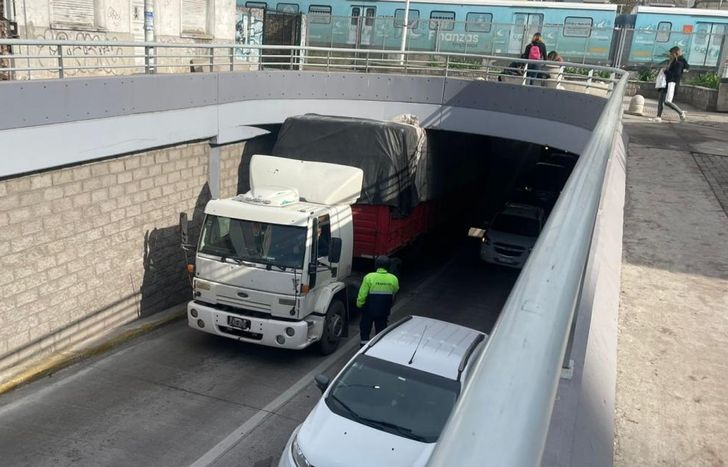 El camión atascado en el paso bajo nivel.