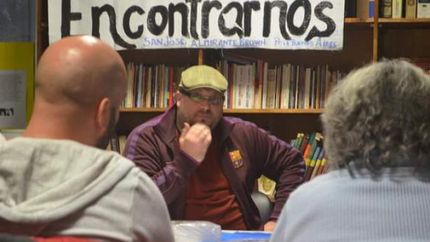 Alva es un apasionado de la lectura y la escritura.