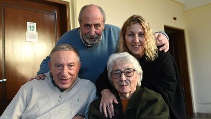 Residentes e integrantes de la comisión, juntos en el Hogar San Roque.