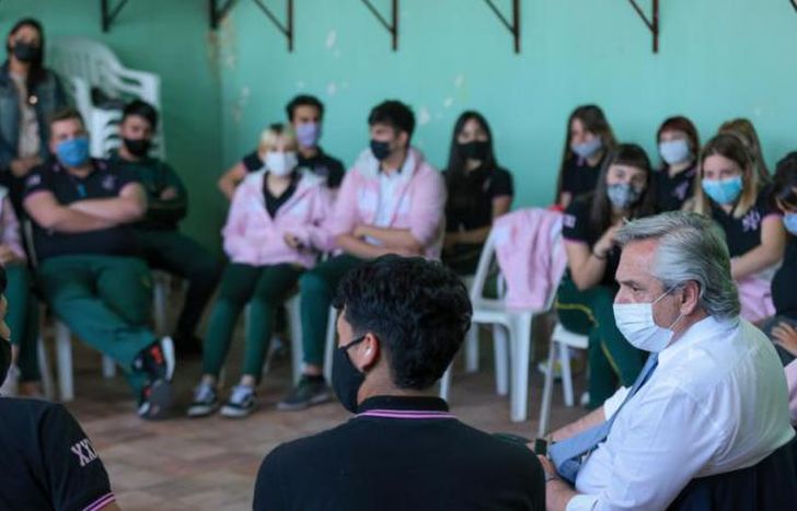 Alberto Fernández visitó el Colegio Modelo de San José.