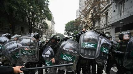 mientras votan la ley bases, la policia reprime salvajemente a los manifestantes