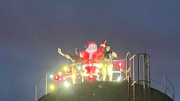 Papá Noel está en lo más alto del Barrio Odisa, gracias a la unión de los vecinos. Papá Noel está en lo más alto del Barrio Odisa, gracias a la unión de los vecinos.