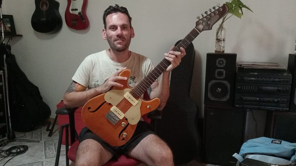 Desde su taller en Lomas, León se dedica a la lutería: crea y mantiene instrumentos para los músicos.