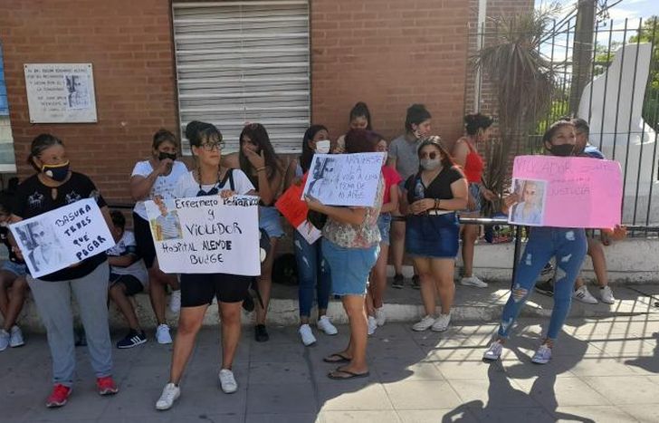Fue en la puerta del centro de salud donde trabaja.