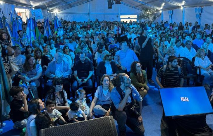 La feria se está desarrollando con una gran concurrencia.