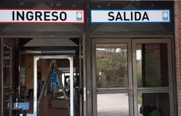 Se instaló en la puerta de la Facultad de Sociales.