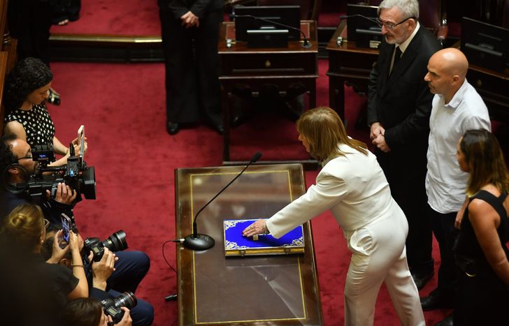 Patricia Bullrich juró como senadora y se cruzó con Victoria Villarruel.