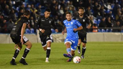 Ortegoza, autor del gol de la polémica, persigue de cerca a Reinhart. Ortegoza, autor del gol de la polémica, persigue de cerca a Reinhart.