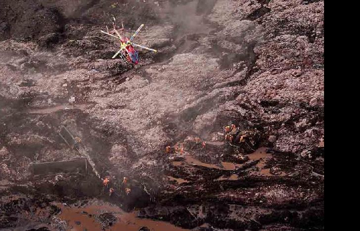 Un helicóptero de bomberos sobrevuela el desastre