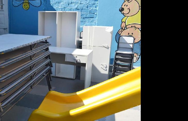 el jardín rincón feliz Nº7 recibió un kit compuesto por sillas, mesas, una alacena, una biblioteca y un escritorio.