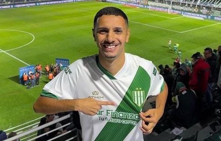 Edu disfrutó de la victoria de Banfield en el estadio Florencio Sola.