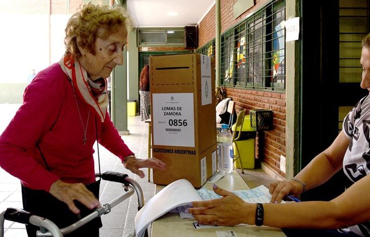 Tiene 94 años y fue a votar a pesar de tener que moverse con la ayuda de un andador.