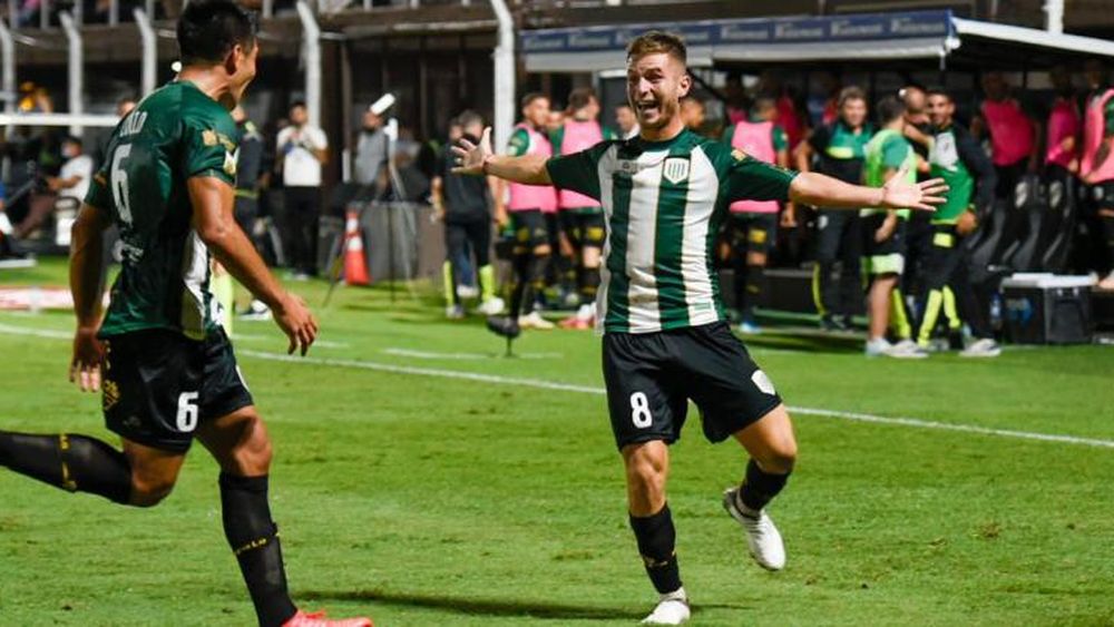 Galoppo celebra su golazo de tiro libre.