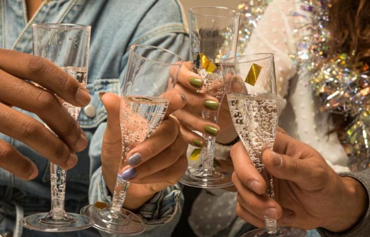 A las 12 se podrá brindar al aire libre.