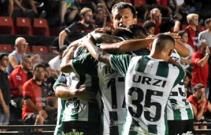 Todos los abrazos para Juan Pablo Álvarez, en el último triunfo de Banfield en Santa Fe.