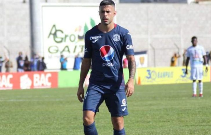 Actualmente juega en el fútbol de Honduras.