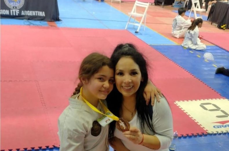 Sol y Lorena, con la medalla que trajeron para Lomas de Zamora.