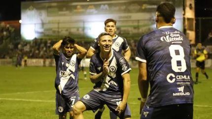 San Martín no suelta la punta.