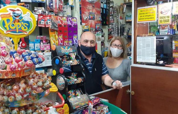 Mario y Nelida atienden un kiosco en Gorriti 417.