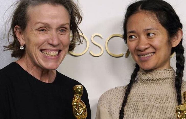 Frances McDormand junto a la directora Chloé Zhao.