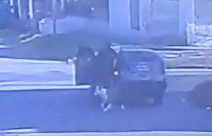 El momento del abandono quedó grabado en una cámara de seguridad.