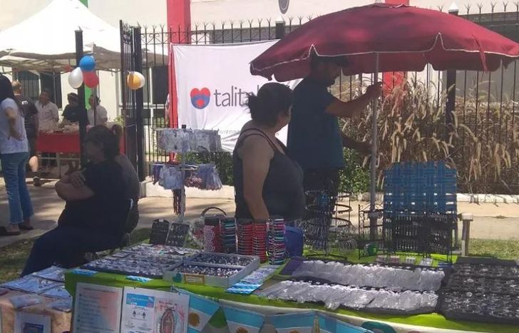 Todos los años organizan la feria en el frente del centro de salud de Llavallol.