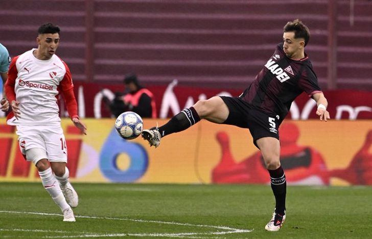 Peña Biafore se esfuerza para controlar la pelota.