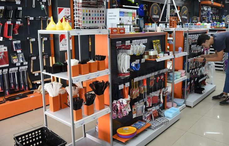 Dividido por pasillos y rubros, los vecinos pueden recorrer la ferretería y elegir lo que necesitan.