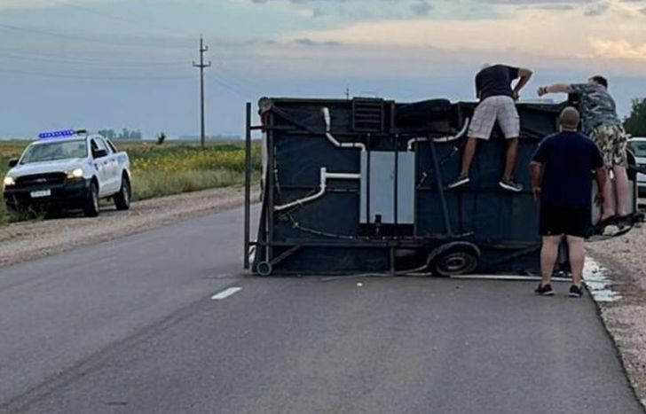 La casilla quedó volcada en plena ruta.