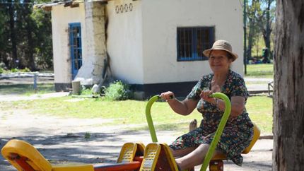 Una de las vecinas, ejercitando las piernas. Una de las vecinas, ejercitando las piernas.